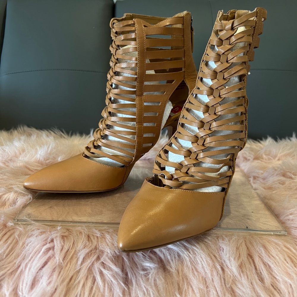 Nine West woman’s tan heels